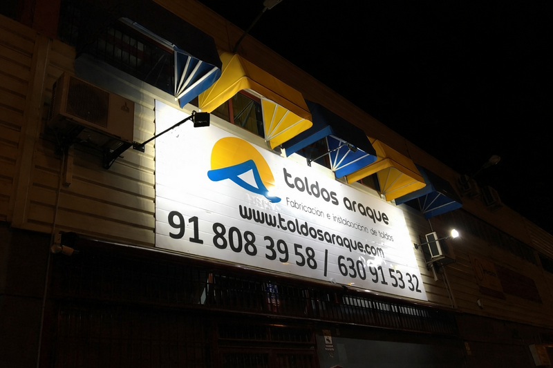 CONTACTO CARTEL FACHADA EXTERIOR NOCHE